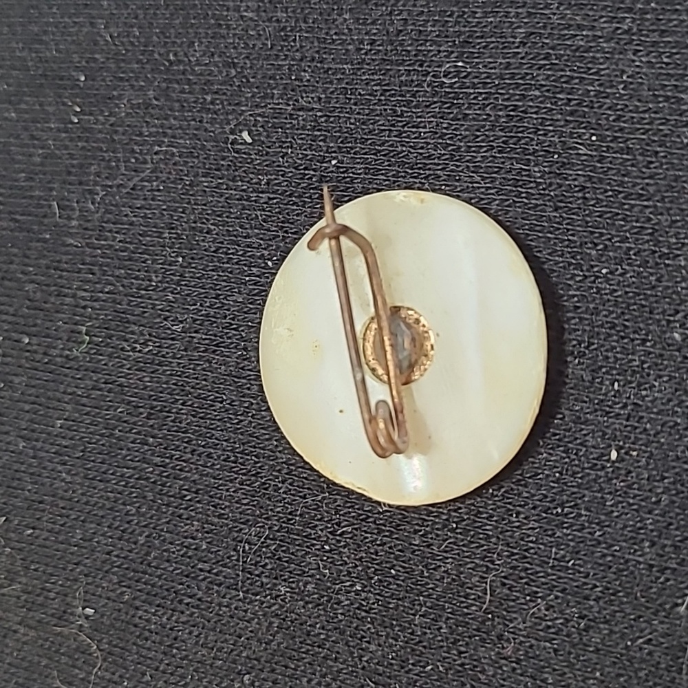 Antique Shell Brooch - Picture 2 of 3